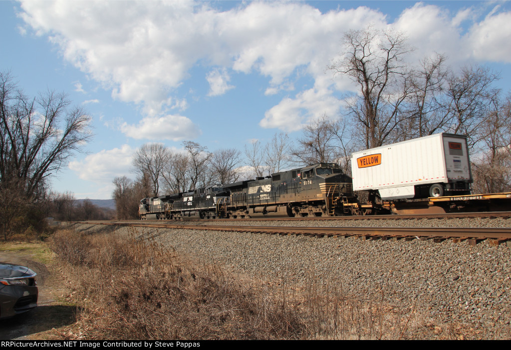 NS 9478 heads a westbound intermodal train